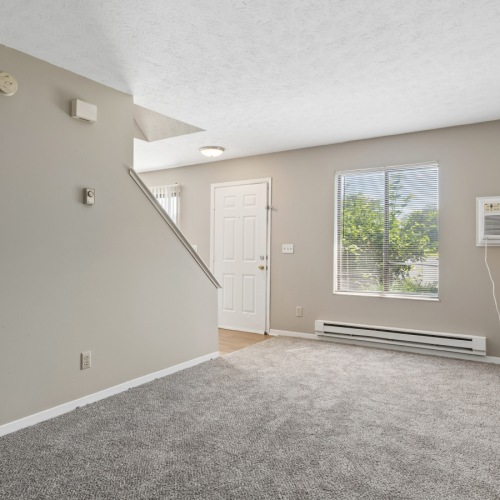 Vacant livingroom with wite walls